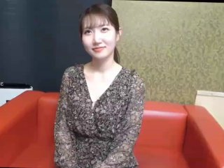 牛仔背带裤甜美萌妹，脱衣调情再到床上玩舔弄猛操